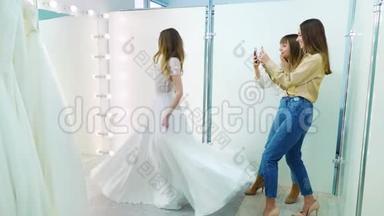女孩们在<strong>婚纱照</strong>镜子前为新娘拍照